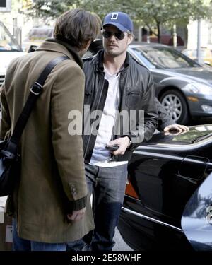 Exclusif !! Eric Dane, star de 'Gray's Anatomie', pose pour une photo avec un fan et dit Au revoir à un ami avec un câlin alors qu'il se dirige vers l'aéroport après un voyage à New York, NY. 11/6/07. [[faa]] Banque D'Images