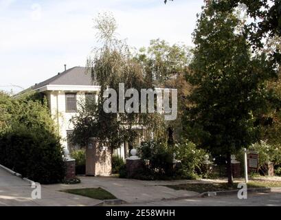 Exclusif !! C'est la nouvelle maison de Katherine Heigl à 2,550,000 $. Le manoir de style colonial du Sud comprend 4 chambres, 3.5 salles de bains, un coin détente, une cuisine gastronomique et un jardin luxuriant. Kirstie Alley est l'une des célébrités qui vit dans la région. Heigl doit se marier avec sa fiancée Josh Kelley en décembre. Los Feliz, Californie, 11/4/07. [[rac ral]] Banque D'Images