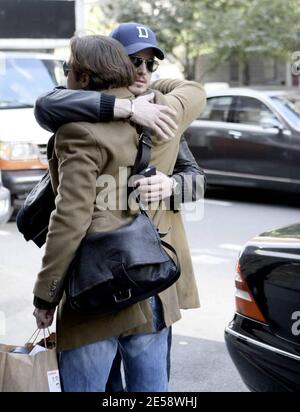 Exclusif !! Eric Dane, star de 'Gray's Anatomie', pose pour une photo avec un fan et dit Au revoir à un ami avec un câlin alors qu'il se dirige vers l'aéroport après un voyage à New York, NY. 11/6/07. [[faa]] Banque D'Images