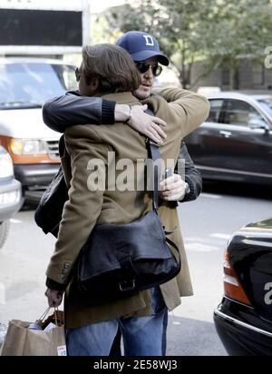 Exclusif !! Eric Dane, star de 'Gray's Anatomie', pose pour une photo avec un fan et dit Au revoir à un ami avec un câlin alors qu'il se dirige vers l'aéroport après un voyage à New York, NY. 11/6/07. [[faa]] Banque D'Images