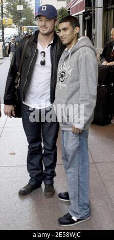 Exclusif !! Eric Dane, star de 'Gray's Anatomie', pose pour une photo avec un fan et dit Au revoir à un ami avec un câlin alors qu'il se dirige vers l'aéroport après un voyage à New York, NY. 11/6/07. [[faa]] Banque D'Images