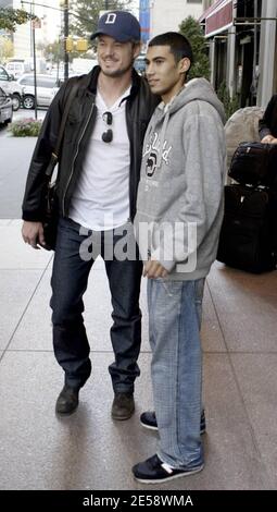 Exclusif !! Eric Dane, star de 'Gray's Anatomie', pose pour une photo avec un fan et dit Au revoir à un ami avec un câlin alors qu'il se dirige vers l'aéroport après un voyage à New York, NY. 11/6/07. [[faa]] Banque D'Images