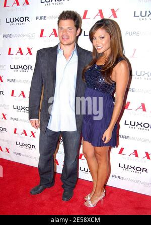 Nick Lachey et Vanessa Minnillo, qui partagent non seulement l'amour entre eux, mais aussi la même date de naissance, ont célébré leur grand jour avec une fête d'anniversaire extravagante au LAX Nightclub. Lachey et Minnillo se sont vantés de l'atmosphère incomparable de la nuit la plus chaude de Las Vegas, tandis que les sons du DJ Eric Cubeechee ont gardé les coovin de club de goers [[cas]] Banque D'Images