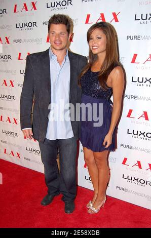 Nick Lachey et Vanessa Minnillo, qui partagent non seulement l'amour entre eux, mais aussi la même date de naissance, ont célébré leur grand jour avec une fête d'anniversaire extravagante au LAX Nightclub. Lachey et Minnillo se sont vantés de l'atmosphère incomparable de la nuit la plus chaude de Las Vegas, tandis que les sons du DJ Eric Cubeechee ont gardé les coovin de club de goers [[cas]] Banque D'Images