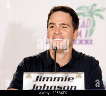 Le propriétaire de NASCAR Hendrick Motorsports Rick Hendrick et ses deux pilotes et candidats à la coupe Nextel, Jimmie Johnson et Jeff Gordon, tiennent une conférence de presse au Doral Country Club. Johnson et Gordon sont les deux seuls pilotes de la Chase for the Cup 12 qui peuvent remporter le prix de la Nextel Cup. La dernière course de la saison de NASCAR, la Ford 400, aura lieu au Homestead-Miami Speedway à Homestead, en Floride, le dimanche 18 novembre. Miami, Floride. 11/15/07. [[bam fam]] Banque D'Images