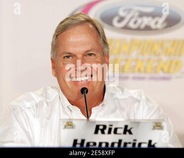 Le propriétaire de NASCAR Hendrick Motorsports Rick Hendrick et ses deux pilotes et candidats à la coupe Nextel, Jimmie Johnson et Jeff Gordon, tiennent une conférence de presse au Doral Country Club. Johnson et Gordon sont les deux seuls pilotes de la Chase for the Cup 12 qui peuvent remporter le prix de la Nextel Cup. La dernière course de la saison de NASCAR, la Ford 400, aura lieu au Homestead-Miami Speedway à Homestead, en Floride, le dimanche 18 novembre. Miami, Floride. 11/15/07. [[bam fam]] Banque D'Images