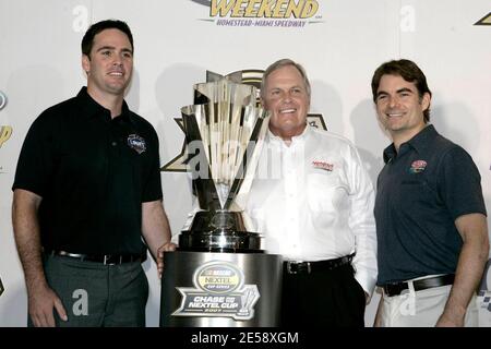 Le propriétaire de NASCAR Hendrick Motorsports Rick Hendrick et ses deux pilotes et candidats à la coupe Nextel, Jimmie Johnson et Jeff Gordon, tiennent une conférence de presse au Doral Country Club. Johnson et Gordon sont les deux seuls pilotes de la Chase for the Cup 12 qui peuvent remporter le prix de la Nextel Cup. La dernière course de la saison de NASCAR, la Ford 400, aura lieu au Homestead-Miami Speedway à Homestead, en Floride, le dimanche 18 novembre. Miami, Floride. 11/15/07. [[bam fam]] Banque D'Images