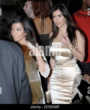 Kim Kardashian et sa sœur Kourtney accueillent le premier week-end annuel de bonne vie de J'adore Magazine et d'ItFactor Entertainment au cinquième Nightclub de South Beach. Scott Storch était également à votre disposition pour vous aider à célébrer. Miami, Floride. 11/16/07. [[cba]] Banque D'Images