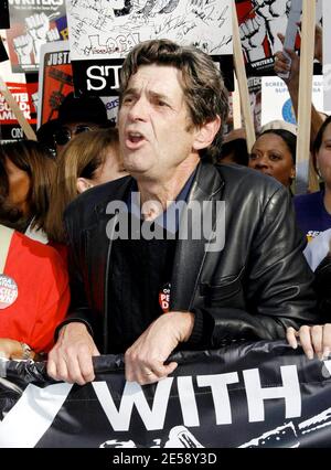 Les Teamsters, SAG et d'autres syndicats ont manifesté leur solidarité avec la WGA frappante en se joignant à un rassemblement massif et en mars à Hollywood. Parmi les célébrités en première ligne figuraient Sandra Oh, Julia Louis Dreyfus, Frances Fisher, Connie Stevens, Alan Rosenberg et James L. Brooks. Bill Paxton, le sénateur John Edwards et Jenna Elfman ont également été vus. Alicia Keyes s'est produit lors d'un rallye qui a précédé la marche de près d'un kilomètre sur Hollywood Blvd. Los Angeles, Californie. 11/20/07. [[WAM]] Banque D'Images