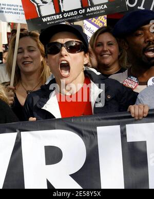 Les Teamsters, SAG et d'autres syndicats ont manifesté leur solidarité avec la WGA frappante en se joignant à un rassemblement massif et en mars à Hollywood. Parmi les célébrités en première ligne figuraient Sandra Oh, Julia Louis Dreyfus, Frances Fisher, Connie Stevens, Alan Rosenberg et James L. Brooks. Bill Paxton, le sénateur John Edwards et Jenna Elfman ont également été vus. Alicia Keyes s'est produit lors d'un rallye qui a précédé la marche de près d'un kilomètre sur Hollywood Blvd. Los Angeles, Californie. 11/20/07. [[WAM]] Banque D'Images