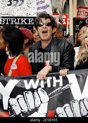 Les Teamsters, SAG et d'autres syndicats ont manifesté leur solidarité avec la WGA frappante en se joignant à un rassemblement massif et en mars à Hollywood. Parmi les célébrités en première ligne figuraient Sandra Oh, Julia Louis Dreyfus, Frances Fisher, Connie Stevens, Alan Rosenberg et James L. Brooks. Bill Paxton, le sénateur John Edwards et Jenna Elfman ont également été vus. Alicia Keyes s'est produit lors d'un rallye qui a précédé la marche de près d'un kilomètre sur Hollywood Blvd. Los Angeles, Californie. 11/20/07. [[WAM]] Banque D'Images