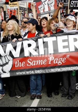 Les Teamsters, SAG et d'autres syndicats ont manifesté leur solidarité avec la WGA frappante en se joignant à un rassemblement massif et en mars à Hollywood. Parmi les célébrités en première ligne figuraient Sandra Oh, Julia Louis Dreyfus, Frances Fisher, Connie Stevens, Alan Rosenberg et James L. Brooks. Bill Paxton, le sénateur John Edwards et Jenna Elfman ont également été vus. Alicia Keyes s'est produit lors d'un rallye qui a précédé la marche de près d'un kilomètre sur Hollywood Blvd. Los Angeles, Californie. 11/20/07. [[WAM]] Banque D'Images