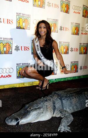 Miss USA Rachel Smith arrive au 11ème Gala annuel des meilleurs amis et se fait des amis avec des animaux de la région. Le Gala, qui soutient les personnes handicapées mentales dans le monde entier, est une soirée inoubliable de don, d'amitié et de plaisir au Bicentennial Park de Miami. Le thème de cette année, le Carnaval brésilien, témoigne de la portée internationale des meilleurs compagnons et offre une célébration de l'art et de la culture brésiliens. Miami, Floride. 12/01/07. [[fal]] Banque D'Images