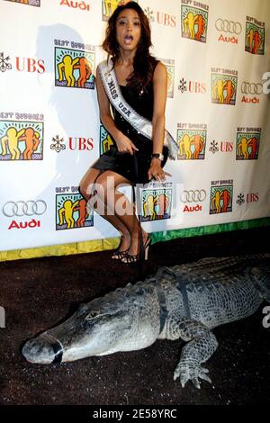 Miss USA Rachel Smith arrive au 11ème Gala annuel des meilleurs amis et se fait des amis avec des animaux de la région. Le Gala, qui soutient les personnes handicapées mentales dans le monde entier, est une soirée inoubliable de don, d'amitié et de plaisir au Bicentennial Park de Miami. Le thème de cette année, le Carnaval brésilien, témoigne de la portée internationale des meilleurs compagnons et offre une célébration de l'art et de la culture brésiliens. Miami, Floride. 12/01/07. [[fal]] Banque D'Images