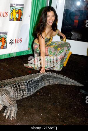 Kelly Hu arrive au 11e Gala annuel des meilleurs compagnons et se fait des amis avec quelques animaux de la région. Le Gala, qui soutient les personnes handicapées mentales dans le monde entier, est une soirée inoubliable de don, d'amitié et de plaisir au Bicentennial Park de Miami. Cette année [[fal]] Banque D'Images