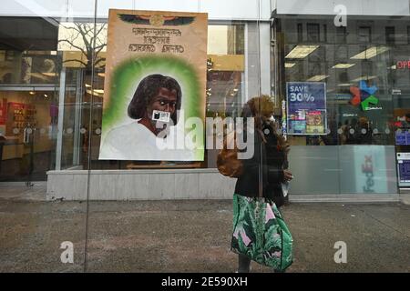 New York, États-Unis. 26 janvier 2021. Une femme marche le long de la 125e rue après un arrêt de bus dans le quartier Harlem de Manhattan, New York, NY, le 26 janvier 2021. Les communautés afro-américaines ont été affectées de manière disproportionnée par les infections à COVID-19 à un taux 3 fois supérieur à celui des communautés blanches, ce qui a un impact important sur leurs entreprises et leurs communautés. (Photo par Anthony Behar/Sipa USA) crédit: SIPA USA/Alay Live News Banque D'Images