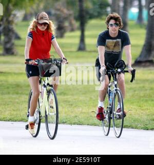 Exclusif !! Paulina Rubio, chanteuse et actrice mexicaine nominée aux Grammy Latino, et le nouveau mari Nicolšs Vallejo-Nšgera 'Colate'. Profitez d'une balade en vélo sur Miami Beach pendant l'Art Basel. Le couple est de retour sur le sol américain suite à des rapports selon lesquels Rubio et l'homme d'affaires espagnol Vallejo-Nšgera se sont vu refuser la résidence aux États-Unis pour avoir soi-disant échoué aux tests de dépistage de drogues. Miami, Floride. 12/7/07. [[mab]] Banque D'Images