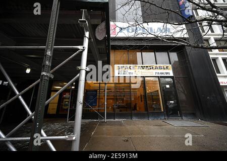 New York, États-Unis. 26 janvier 2021. Vue extérieure d'une succursale de banque populaire Banco fermée en permanence le long de la 125e rue dans le quartier Harlem de Manhattan, New York, NY, le 26 janvier 2021. Les communautés afro-américaines ont été affectées de manière disproportionnée par les infections à COVID-19 à un taux 3 fois supérieur à celui des communautés blanches, ce qui a un impact important sur leurs entreprises et leurs communautés. (Photo par Anthony Behar/Sipa USA) crédit: SIPA USA/Alay Live News Banque D'Images