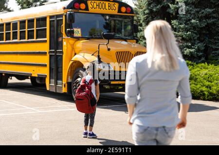 Mère emportant sa fille à l'école, disant son Au revoir pour la journée Banque D'Images