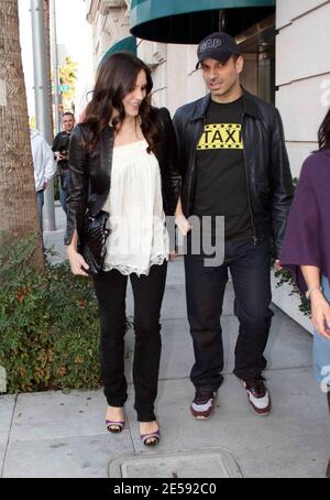 Katharine McPhee, avec son ami Nick Cokas et un ami, est allé faire du shopping de bijoux à Beverly Hills aujourd'hui. Katharine et son ami ont d'abord fait des achats chez Tiffany's sur Rodeo Dr. et ont ensuite marché à la bijouterie Alan Friedman où Cokas les a rencontrés. Elle a essayé divers articles, y compris des boucles d'oreilles en diamant et un beau collier en coeur de diamant. Beverly Hills, Californie. 12/14/07. [[wam]] Banque D'Images