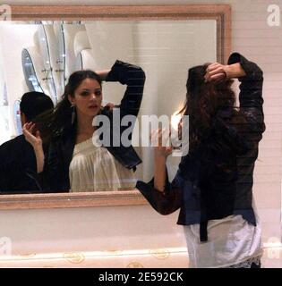 Katharine McPhee, avec son ami Nick Cokas et un ami, est allé faire du shopping de bijoux à Beverly Hills aujourd'hui. Katharine et son ami ont d'abord fait des achats chez Tiffany's sur Rodeo Dr. et ont ensuite marché à la bijouterie Alan Friedman où Cokas les a rencontrés. Elle a essayé divers articles, y compris des boucles d'oreilles en diamant et un beau collier en coeur de diamant. Beverly Hills, Californie. 12/14/07. [[wam]] Banque D'Images