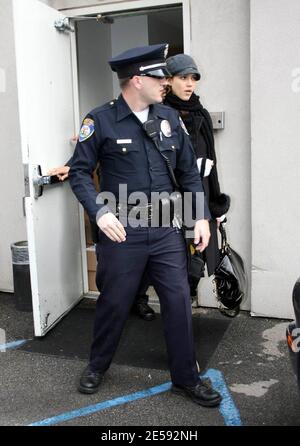 La femme enceinte Jessica Alba est restée enveloppée aujourd'hui en portant des vêtements chauds pour battre le froid. Les couches supplémentaires ont également aidé à cacher la bosse du ventre de son bébé. Alba a commencé par un voyage à la salle de gym, puis par des achats au Rodeo Drive Dolce & Gabbana et Gucci. Beverly Hills. Env. 12/19/07. [[wam]] Banque D'Images