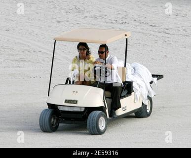 Gary Lineker, l'icône du football britannique, et Danielle Bux, l'actuelle petite amie, passez un après-midi romantique à Miami Beach. Le couple, qui pensait qu'il y avait un moment d'intimité, est devenu très intime, mais a vite fait des parchemins pour retourner à leur hôtel séparément une fois qu'ils ont remarqué des photographes à proximité. Miami, Floride. 12/21/07. [[balise mab]] Banque D'Images