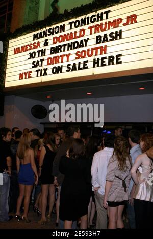 Donald Trump, Jr. Et sa femme Vanessa donnent un entretien de tapis rouge alors qu'ils arrivent à Mansion pour leur 30e anniversaire. Miami Beach, Floride. 12/28/07. [[fal]] Banque D'Images