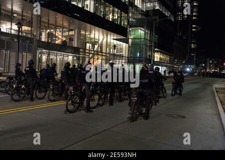 Seattle, États-Unis. 20 janvier 2021. Tôt dans la soirée, la police et les manifestants lors de la manifestation d'inauguration de l'abolition de la glace. Banque D'Images