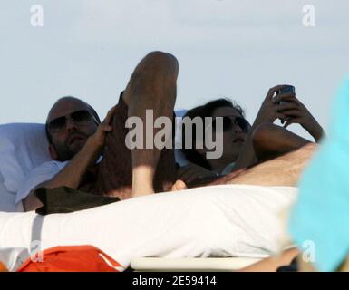Exclusif !! Jason Statham, la star du « transporteur », passe la Saint-Sylvestre à Miami Beach et se débat avec un parapluie pour protéger sa petite amie du soleil chaud de Floride. L'homme d'action britannique s'est chaud et lourd avec sa petite amie et a également fait un plongeon dans l'océan pour se rafraîchir. Miami Beach, Floride. 12/31/07. [[balise]] Banque D'Images
