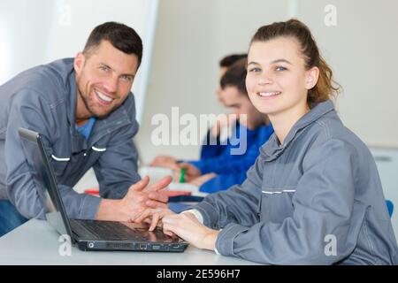 bonne équipe de mécaniciens travaillant dans l'atelier automobile Banque D'Images