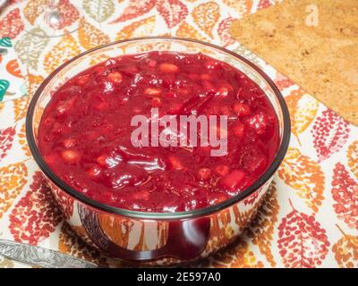 La sauce aux canneberges ou la confiture de canneberges est une sauce ou un relish à base de canneberges, généralement servi sous forme de condiment ou de plat d'accompagnement avec le dîner de Thanksgiving Banque D'Images