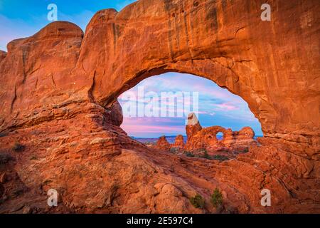 Arches National Park est un parc national américain dans l'est de l'Utah. Le parc est situé sur le fleuve Colorado à 4 miles (6.4 km) au nord de Moab, Utah. Banque D'Images