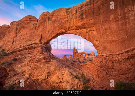 Arches National Park est un parc national américain dans l'est de l'Utah. Le parc est situé sur le fleuve Colorado à 4 miles (6.4 km) au nord de Moab, Utah. Banque D'Images