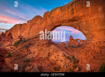 Arches National Park est un parc national américain dans l'est de l'Utah. Le parc est situé sur le fleuve Colorado à 4 miles (6.4 km) au nord de Moab, Utah. Banque D'Images