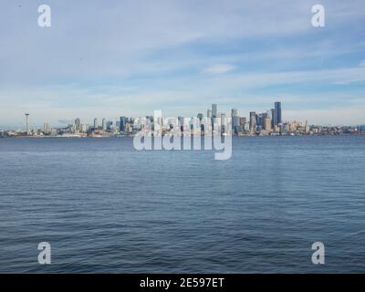 Vue sur le front de mer de Seattle de l'autre côté de Puget Sound depuis Alki Beach Park. Banque D'Images