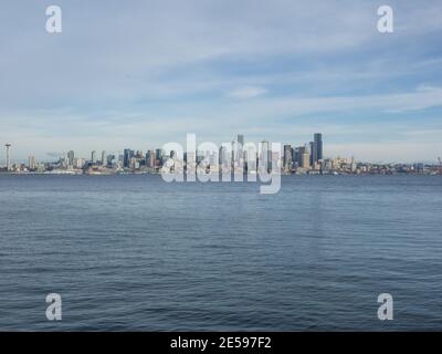 Vue sur le front de mer de Seattle de l'autre côté de Puget Sound depuis Alki Beach Park. Banque D'Images