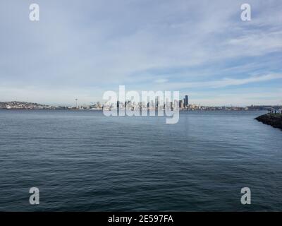 Vue sur le front de mer de Seattle de l'autre côté de Puget Sound depuis Alki Beach Park. Banque D'Images