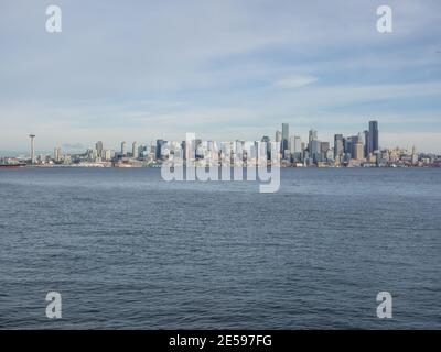 Vue sur le front de mer de Seattle de l'autre côté de Puget Sound depuis Alki Beach Park. Banque D'Images