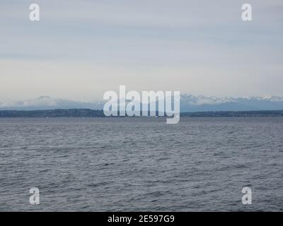 Vue sur le front de mer de Seattle de l'autre côté de Puget Sound depuis Alki Beach Park. Banque D'Images