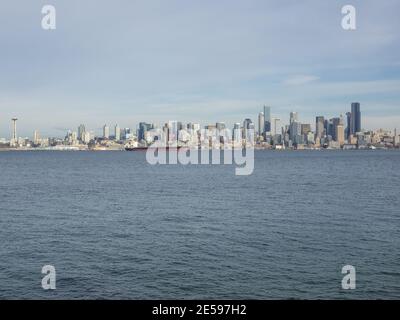 Vue sur le front de mer de Seattle de l'autre côté de Puget Sound depuis Alki Beach Park. Banque D'Images