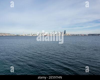 Vue sur le front de mer de Seattle de l'autre côté de Puget Sound depuis Alki Beach Park. Banque D'Images