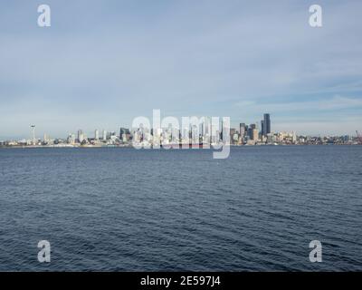 Vue sur le front de mer de Seattle de l'autre côté de Puget Sound depuis Alki Beach Park. Banque D'Images