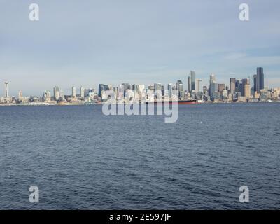 Vue sur le front de mer de Seattle de l'autre côté de Puget Sound depuis Alki Beach Park. Banque D'Images