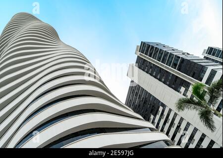 Vue de dessous du bâtiment point à Puerto Santa Ana, Guayaquil, Equateur. Banque D'Images