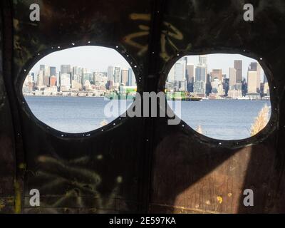 Vue sur le front de mer de Seattle de l'autre côté de Puget Sound depuis Alki Beach Park. Banque D'Images