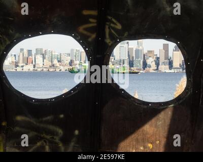 Vue sur le front de mer de Seattle de l'autre côté de Puget Sound depuis Alki Beach Park. Banque D'Images