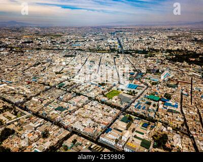 Vue aérienne de la ville d'Arequipa au Pérou. Prise avec le drone, une scène panoramique avec des bâtiments et des maisons et le volcan Misti. Banque D'Images