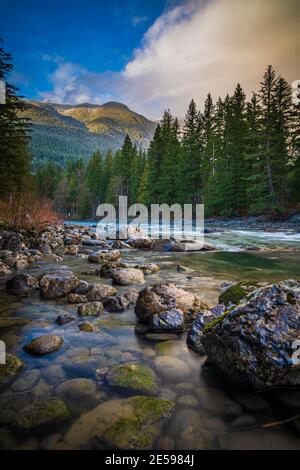 La rivière Snoqualmie est une rivière de 45 km de long dans le comté de King et le comté de Snohomish dans l'État américain de Washington. Banque D'Images