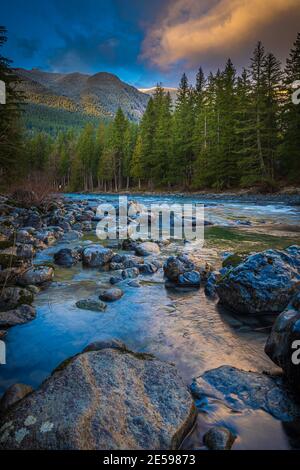 La rivière Snoqualmie est une rivière de 45 km de long dans le comté de King et le comté de Snohomish dans l'État américain de Washington. Banque D'Images